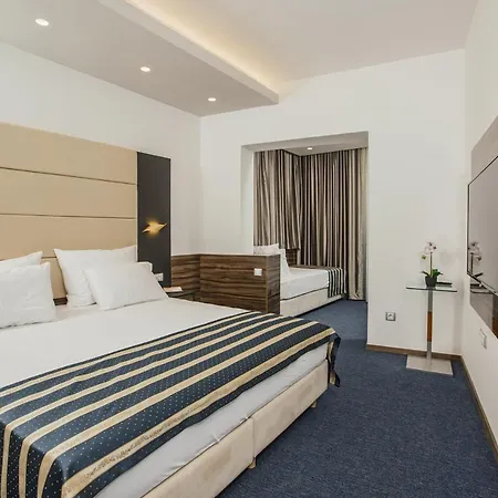 Eden 4* Podstrana