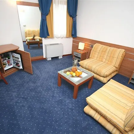 Eden 4* Podstrana