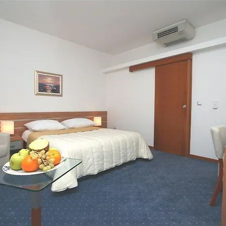 Eden 4* Podstrana
